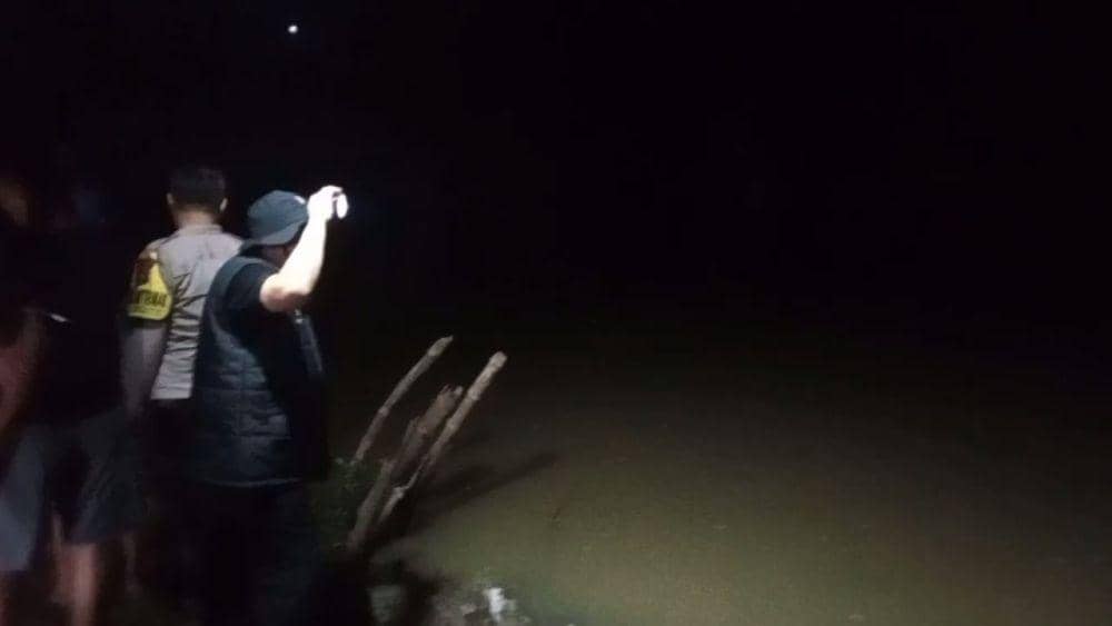 Tim gabungan lakukan pencarian terhadap santri tengelam di Bengawan Madiun. IDN Times/ Riyanto