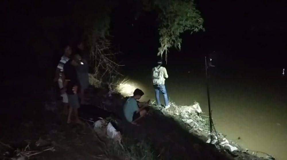 Ambil Sandal Jatuh, Seorang Santri Tenggelam di Bengawan Madiun