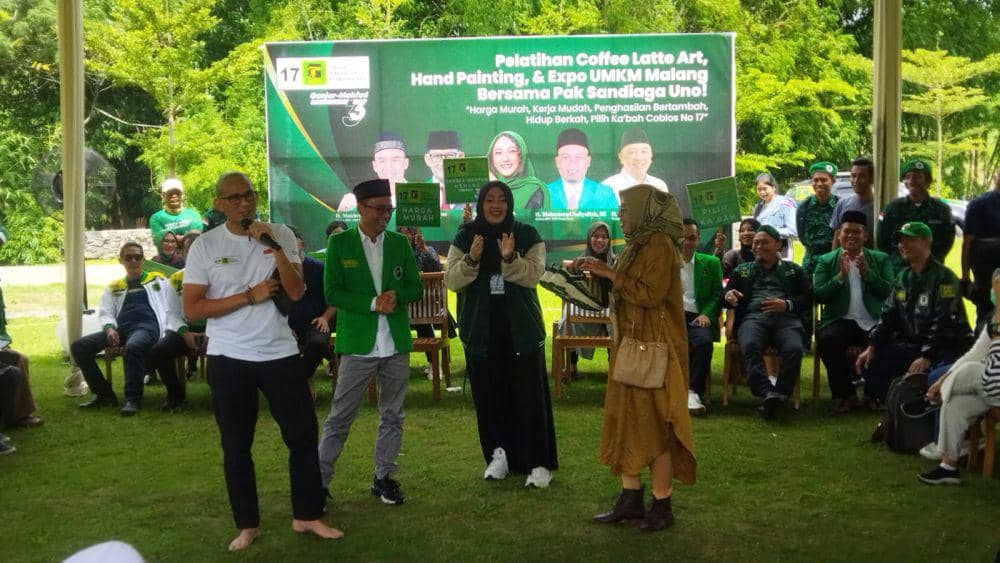 Sandiaga Uno saat berkunjung ke NK Cafe. (IDN Times/Rizal Adhi Pratama)