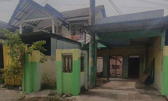 Rumah Siti Khodijah di Buduran yang terdapat tiang listrik. (Dok. Istimewa)