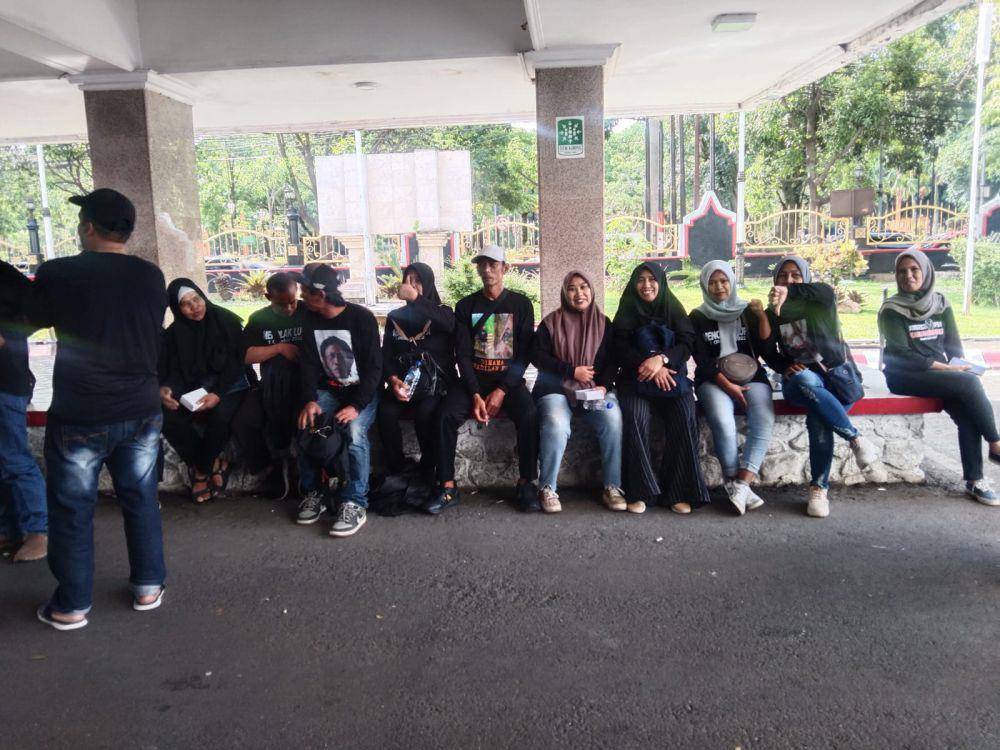 Keluarga korban Tragedi Kanjuruhan saat menggeruduk Kantor Bupati Malang. (IDN Times/Rizal Adhi Pratama)