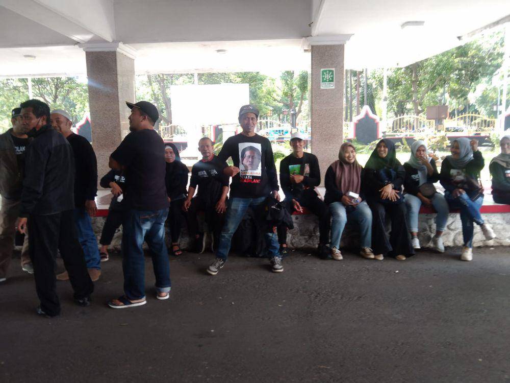 Keluarga korban Tragedi Kanjuruhan menggeruduk Kantor Bupati Malang. (IDN Times/Rizal Adhi Pratama)