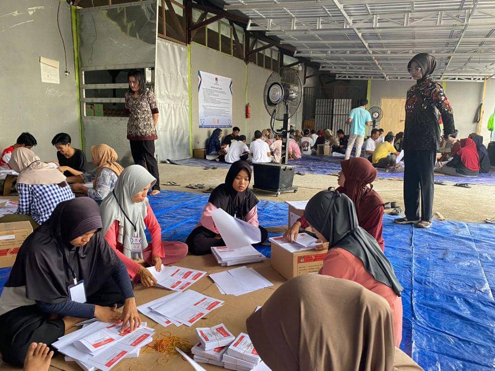 Penyortiran surat suara pemilu di gudang logistik KPU. (dok. Istimewa)