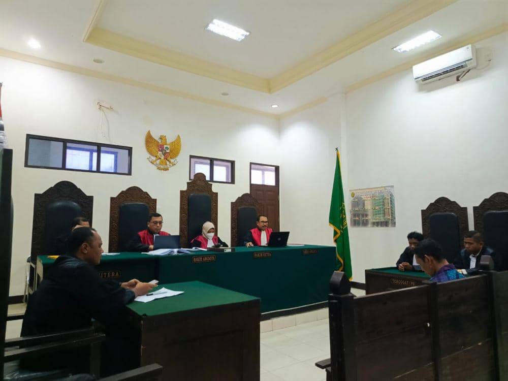 Terdakwa Zulfaedy saat mendengar putusan majelis Hakim (dok. Humas Kejari Lotim)