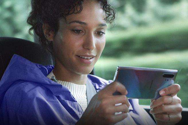 ilustrasi memegang HP Samsung (samsung.com)