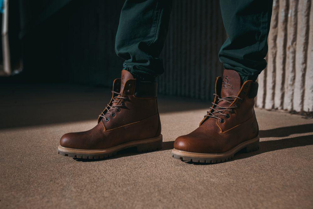 4 Cara Gampang Membersihkan Sepatu Boots Agar Tak Bau