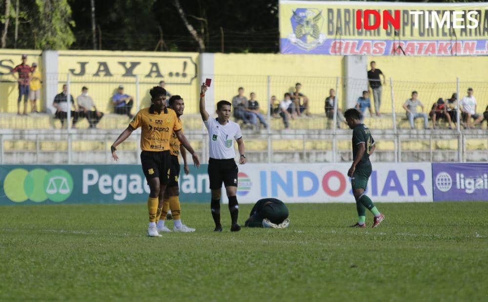 Wasit memberikan kartu merah untuk bek PSDS Rifki Wahyudi saat bersua Persikab (IDN Times/Doni Hermawan)