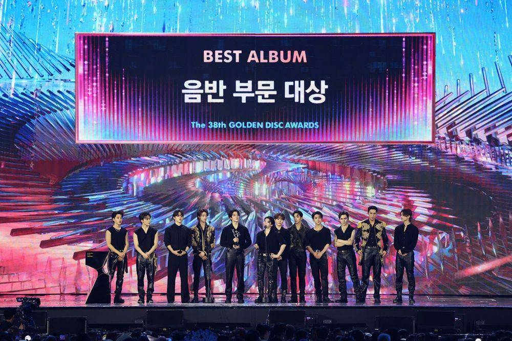 SEVENTEEN saat menerima penghargaan Best Album di Golden Disc Awards 2024 (Dok. Golden Disc Awards/Seventeen)