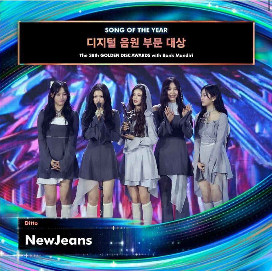 NewJeans saat menerima penghargaan Daesang Song of The Year di Golden Disc Awards 2024 (Dok. Golden Disc Awards/NewJeans)