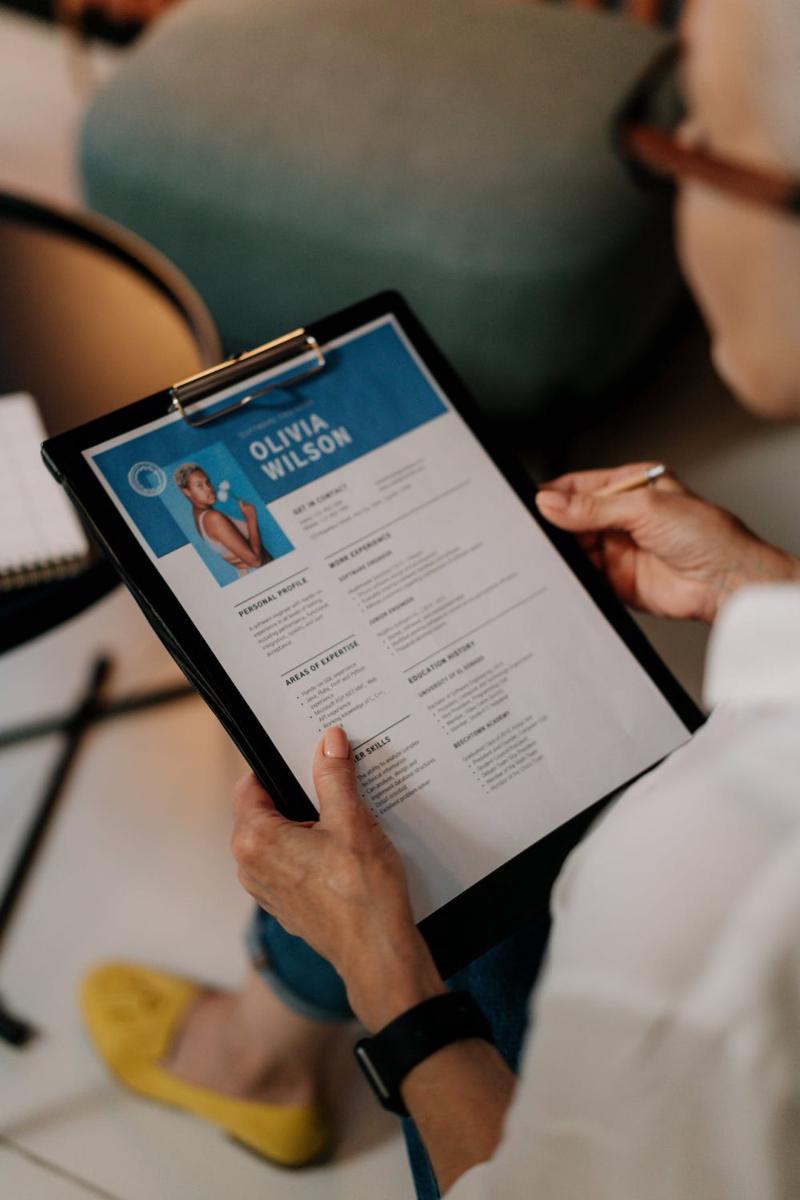 Contoh Resume Template / format biodata yang selalu diminati pembeli di dunia maya (pexels.com/cottonbro studio)