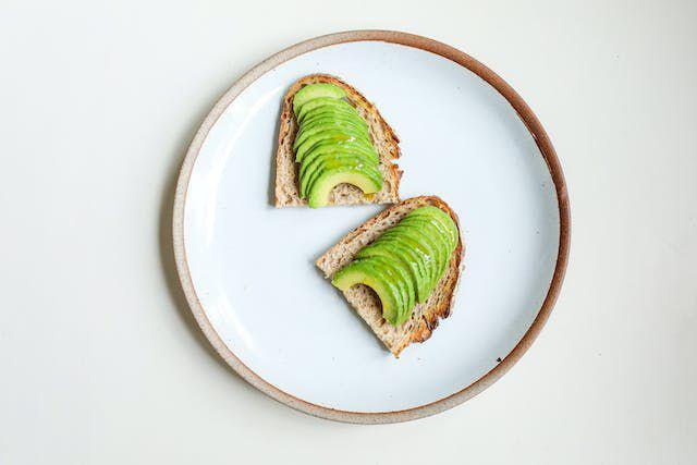 ilustrasi alpukat dengan roti (pexels.com/Polina Tankilevitch)