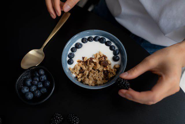 ilustrasi olahan yogurt dengan beri (pexels.com/Ron Lach)