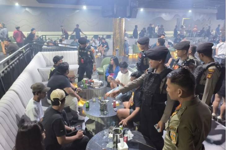 Aparat kepolisian dari Polresta Balikpapan dan Satpol PP Balikpapan saat menyambangi sejumlah THM dan tempat karaoke di Kota Balikpapan yang masih buka melebihi aturan Perwali no 1 tahun 2016. (Antaranews Kaltim-Januar)