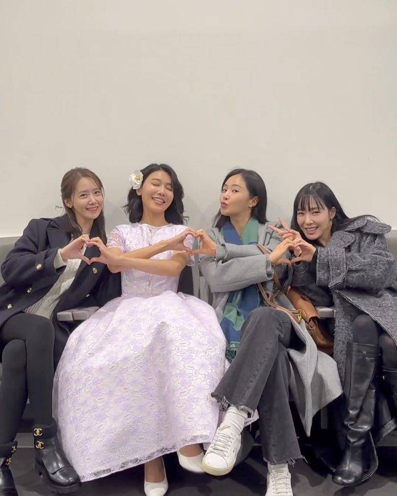 momen member SNSD hadir beri dukungan di teater perdana Sooyoung (instagram.com/tiffanyyoungofficial)