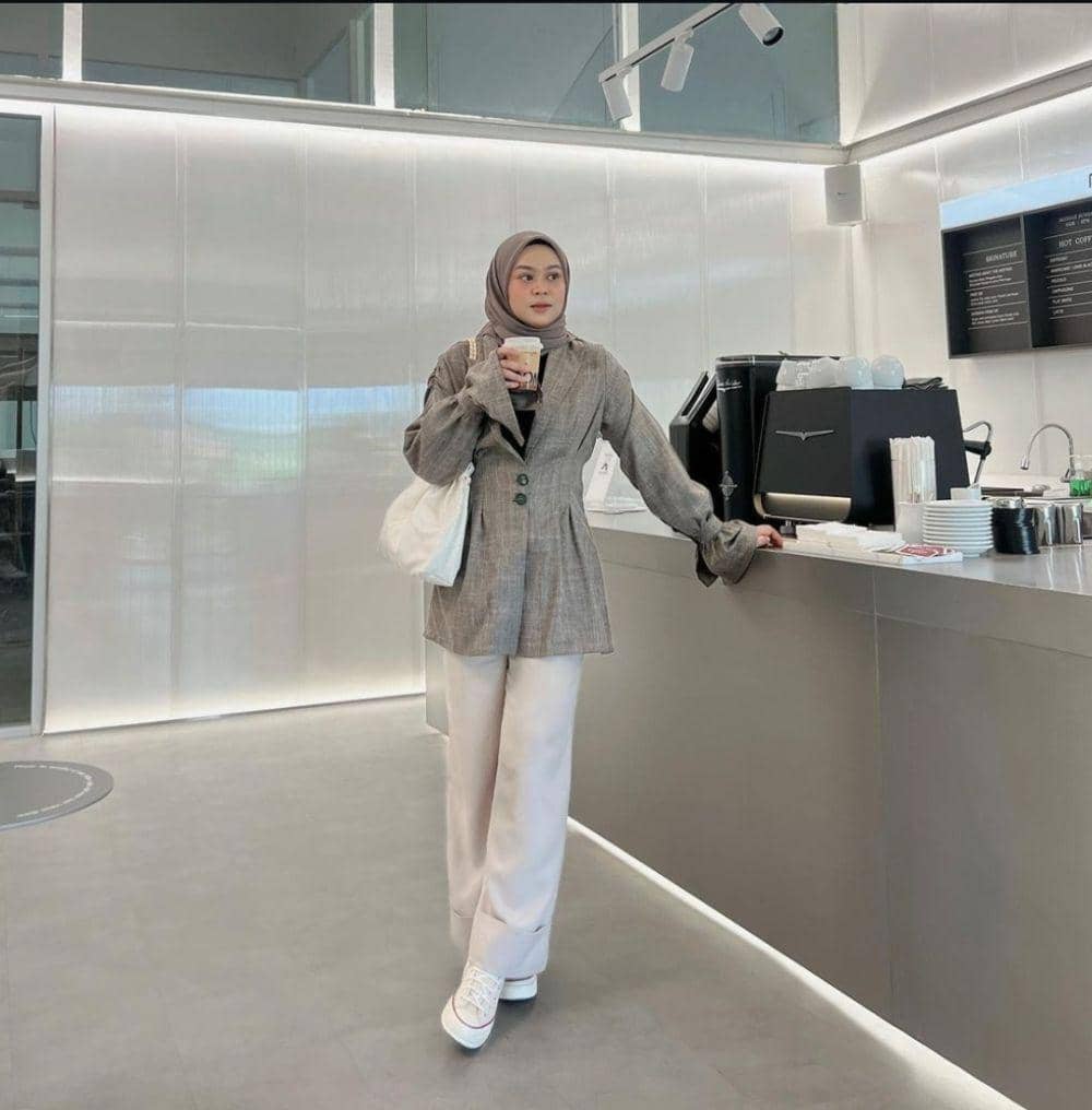 OOTD ala Adzra Afifah (instagram.com/adzraafifah)