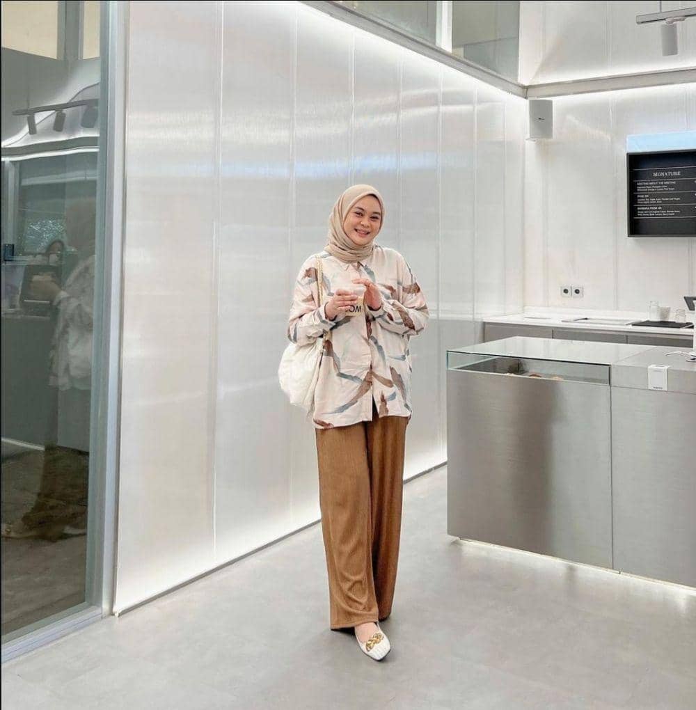 OOTD ala Adzra Afifah (instagram.com/adzraafifah)