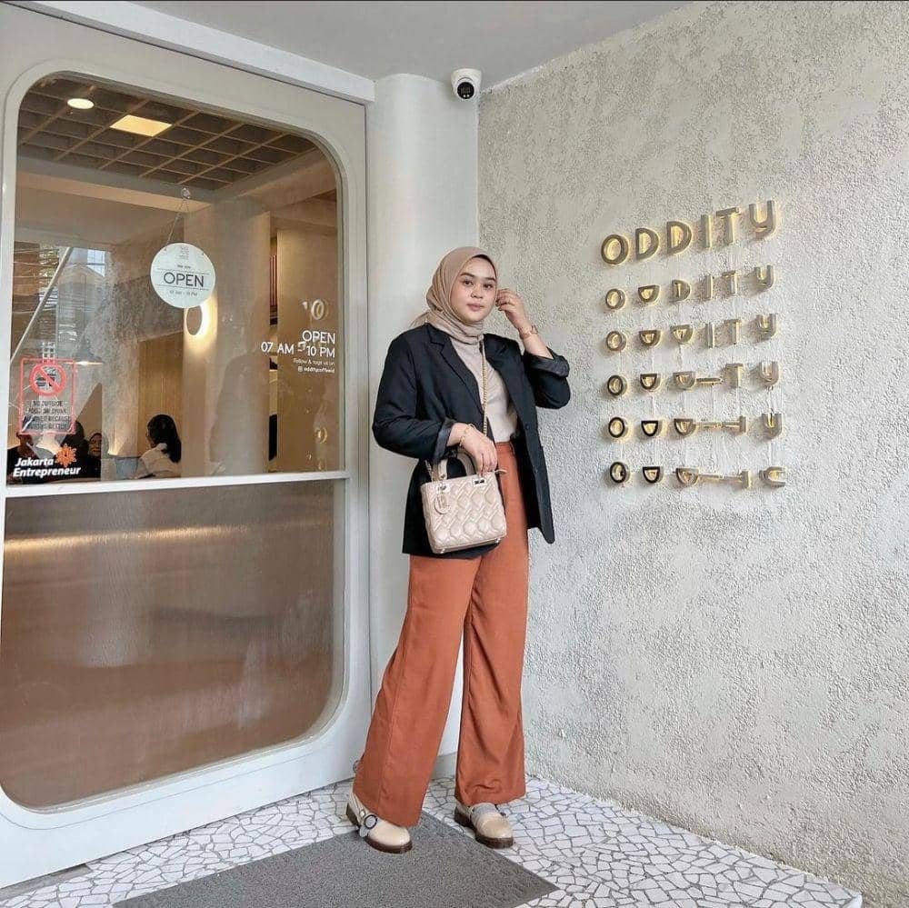 OOTD ala Adzra Afifah (instagram.com/adzraafifah)