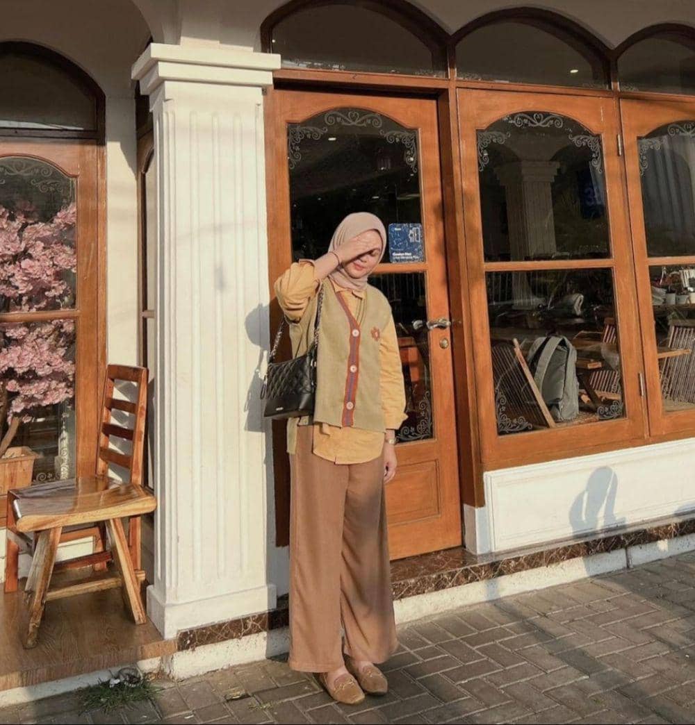 OOTD ala Adzra Afifah (instagram.com/adzraafifah)