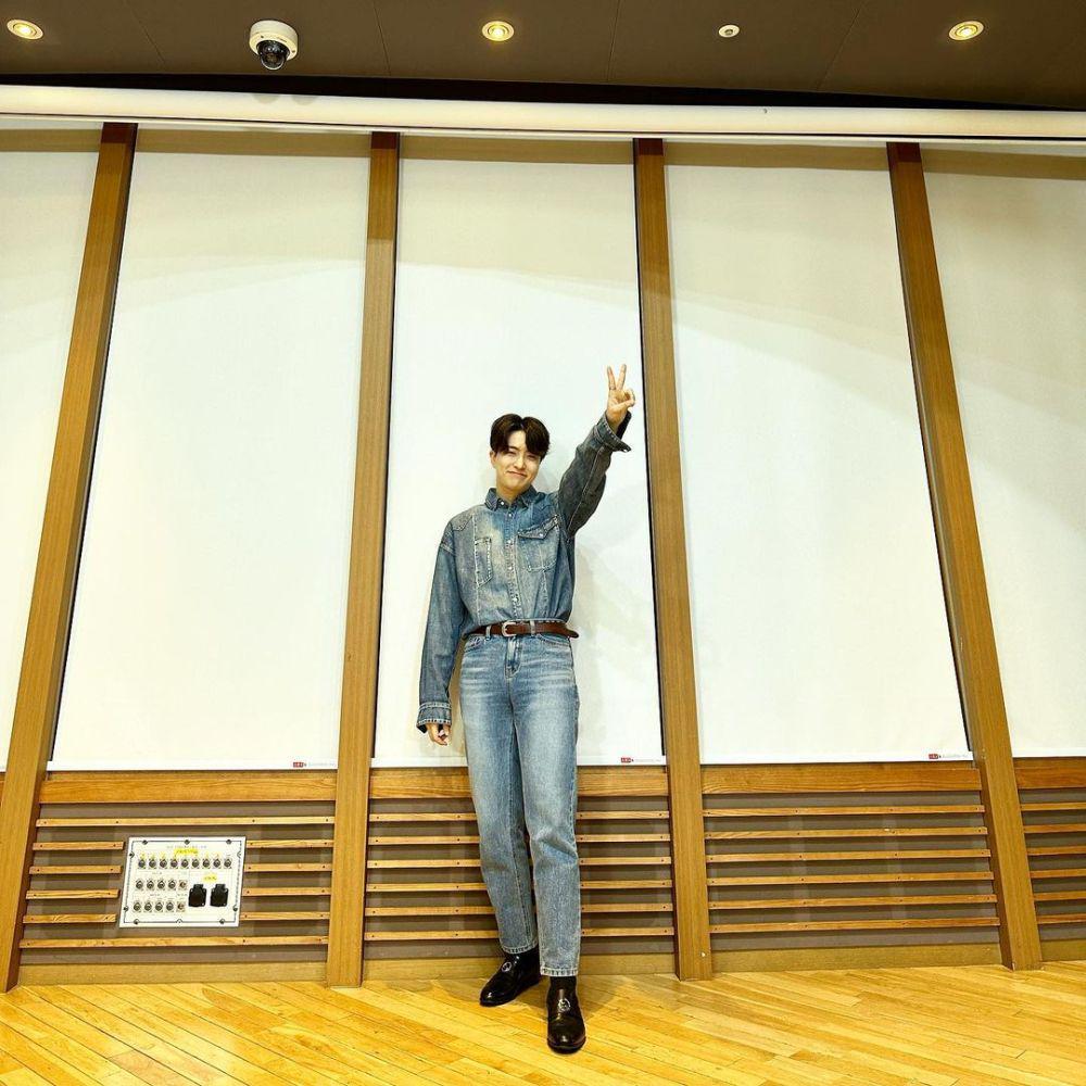 celana jeans ala Youngjae GOT7 (instagram.com/333cyj333)