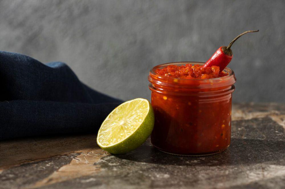 sambal dalam wadah kaca (freepik.com/freepik)