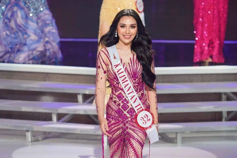 Sharqiy Evropadan porno aktrisalar Uxlab yotgan yigit videosini sikdim