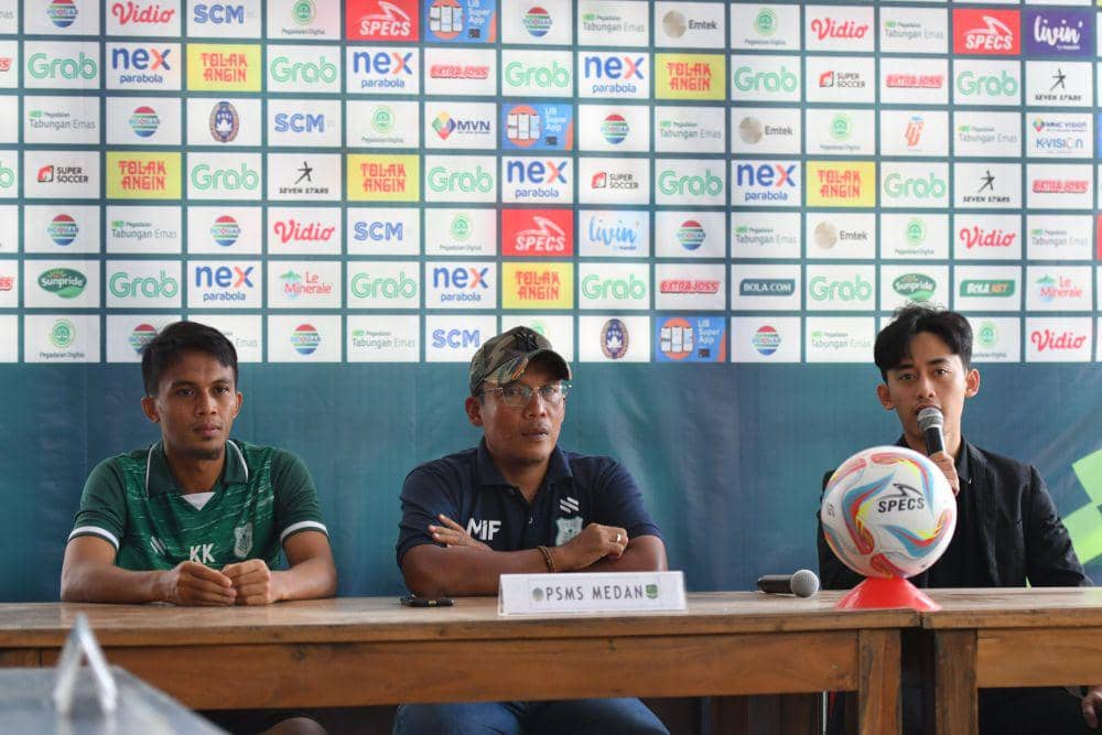 Pelatih PSMS Miftahudin Mukson didampingi bek Kurniawan Karman (Dok.PSMS)