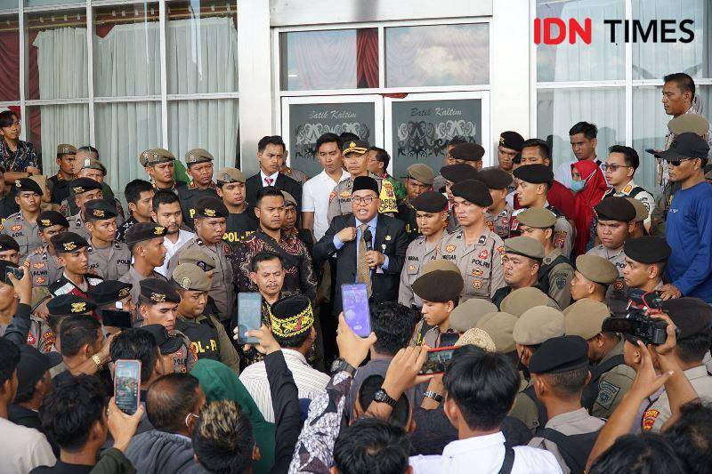 PJ Bupati PPU, Makmur Marbun ketika berdialog dengan massa pendemo kelangkaan LPG subsidi (IDN Times/Ervan)