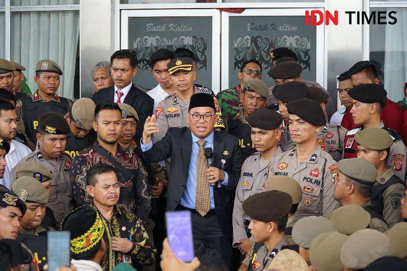 PJ Bupati PPU, Makmur Marbun ketika berdialog dengan massa pendemo kelangkaan LPG subsidi (IDN Times/Ervan)