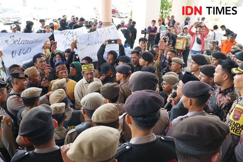 Puluhan warga saat mendemo PJ Bupati PPU, Makmur Marbun untuk segera ambili tindakan tegas kelangkaan LPG subsidi (IDN Times/Ervan)