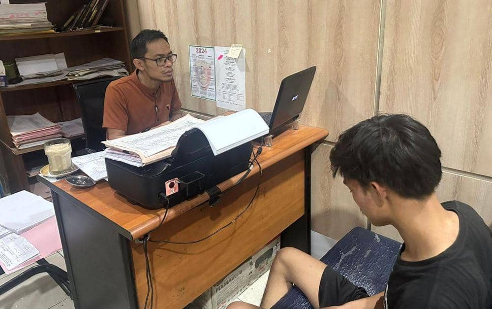 Salah satu pelaku pemerkosaan gadis berusia 15 tahun yang ditangkap petugas Jatanras Polrestabes Makassar, Kamis (11/1/2024). (Dok. Istimewa)