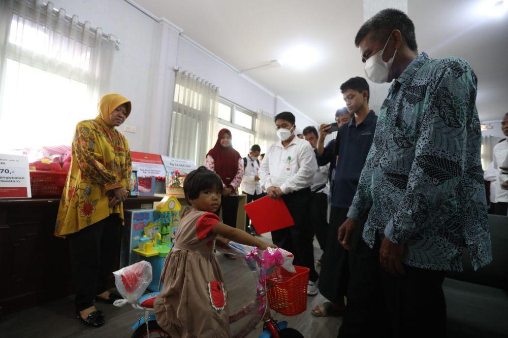 Risma Semangati Penderita Kanker Darah: Jangan Menyerah!