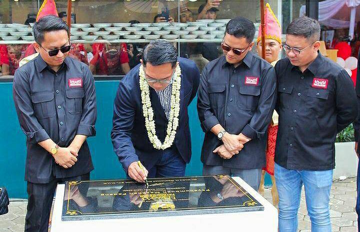 potret peresmian RM Arief Muhammad di Bandung oleh Ridwan Kamil (instagram.com/ariefmuhammad)