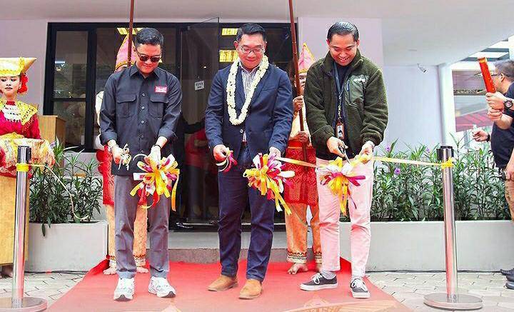 potret peresmian RM Arief Muhammad di Bandung oleh Ridwan Kamil (instagram.com/ariefmuhammad)
