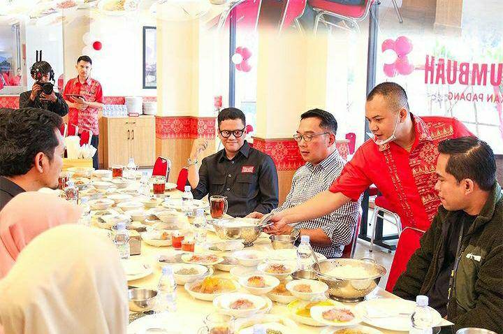 potret peresmian RM Arief Muhammad di Bandung oleh Ridwan Kamil (instagram.com/ariefmuhammad)