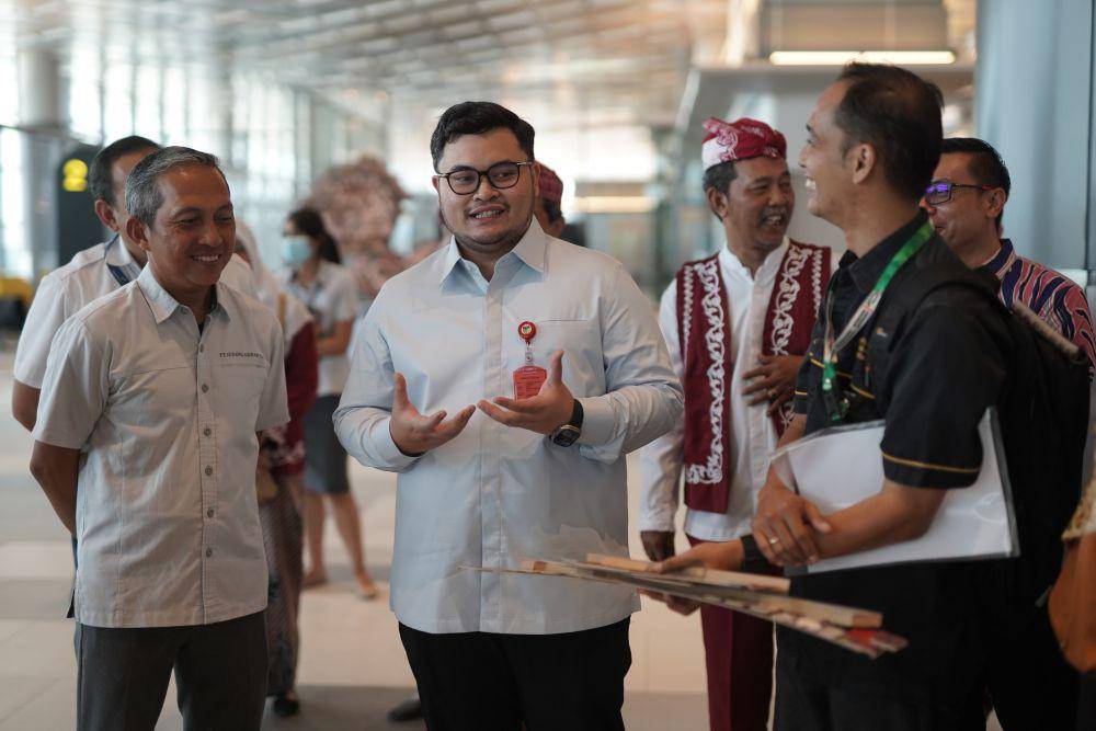 Bupati Kediri, Hanindhito Himawan Pramana saat meninjau persiapan stand di Bandara Dhoho. IDN Times/ istimewa