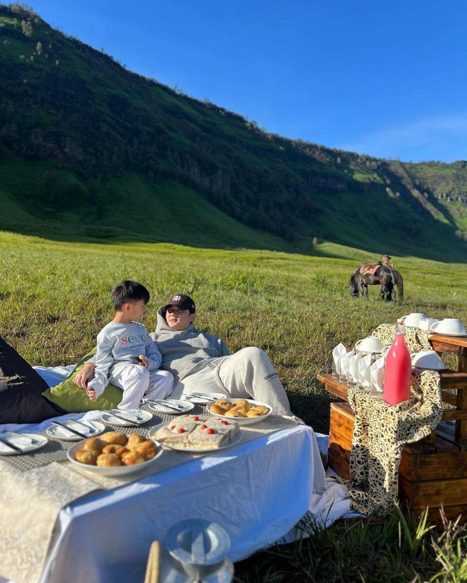 potret Arnold Poernomo dan keluarga liburan di Bromo (instagram.com/arnoldpo)