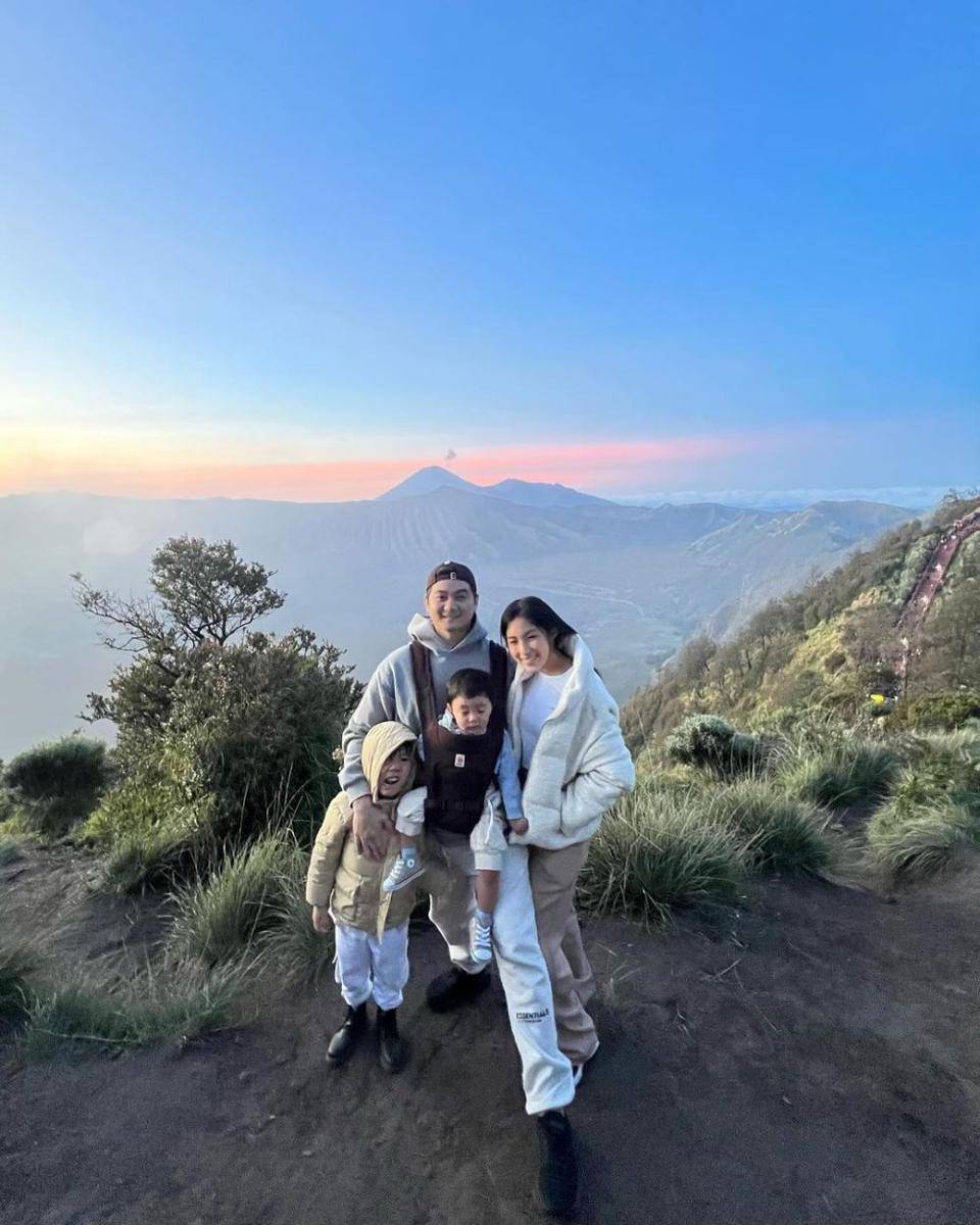 potret Arnold Poernomo dan keluarga liburan di Bromo (instagram.com/arnoldpo)