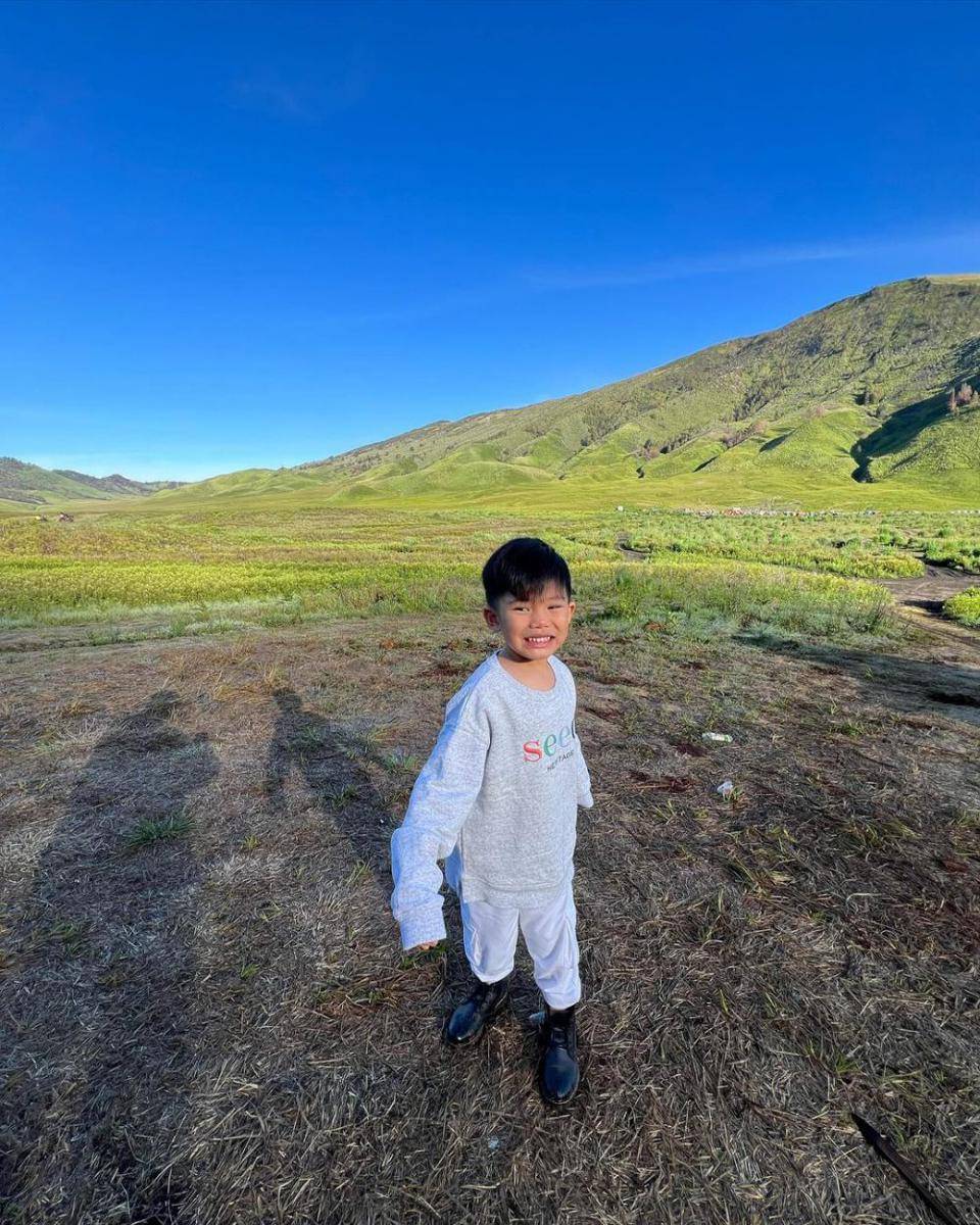 potret Arnold Poernomo dan keluarga liburan di Bromo (instagram.com/arnoldpo)