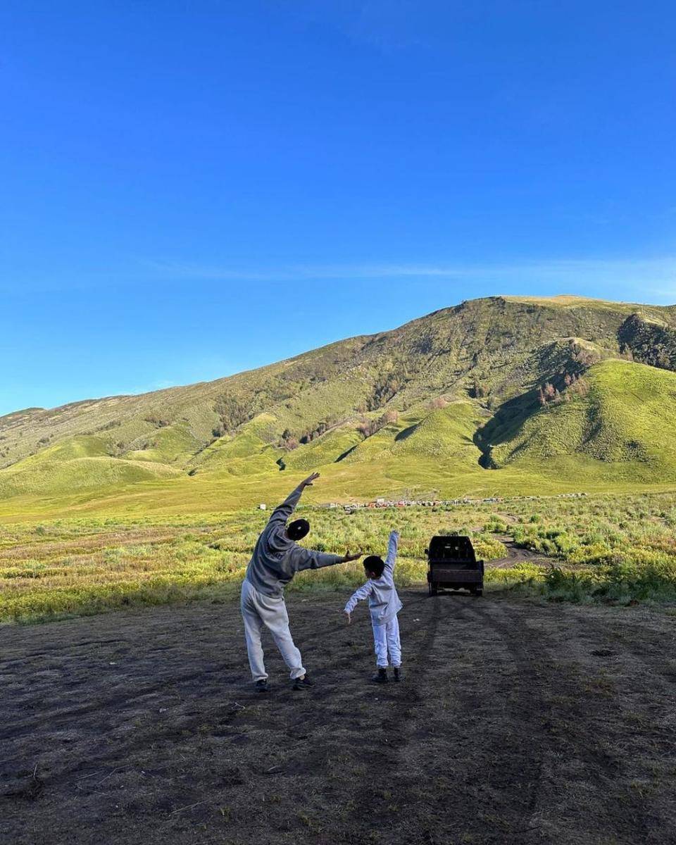 potret Arnold Poernomo dan keluarga liburan di Bromo (instagram.com/arnoldpo)