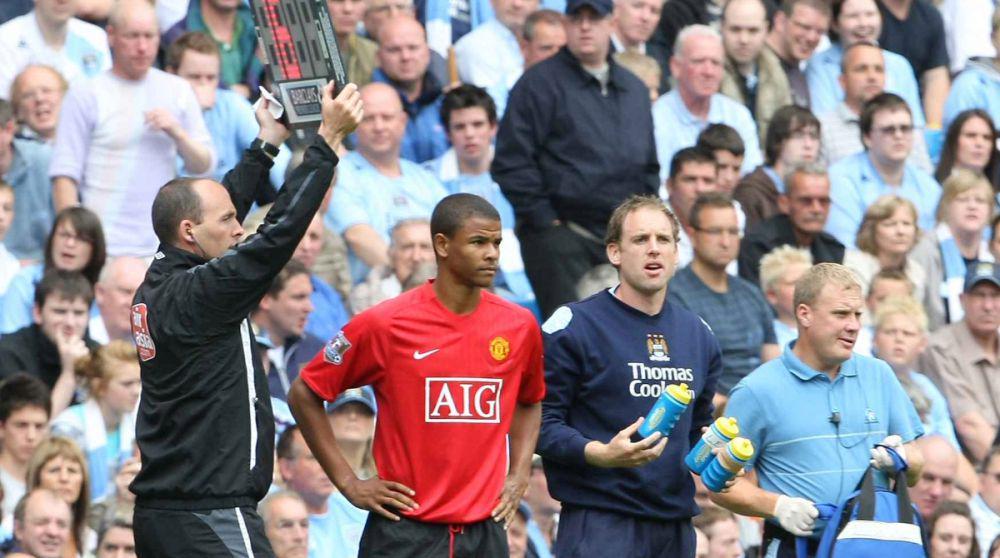 Fraizer Campbell (jersey merah) saat melakoni laga debutnya bersama Manchester United pada 2007. (manutd.com)