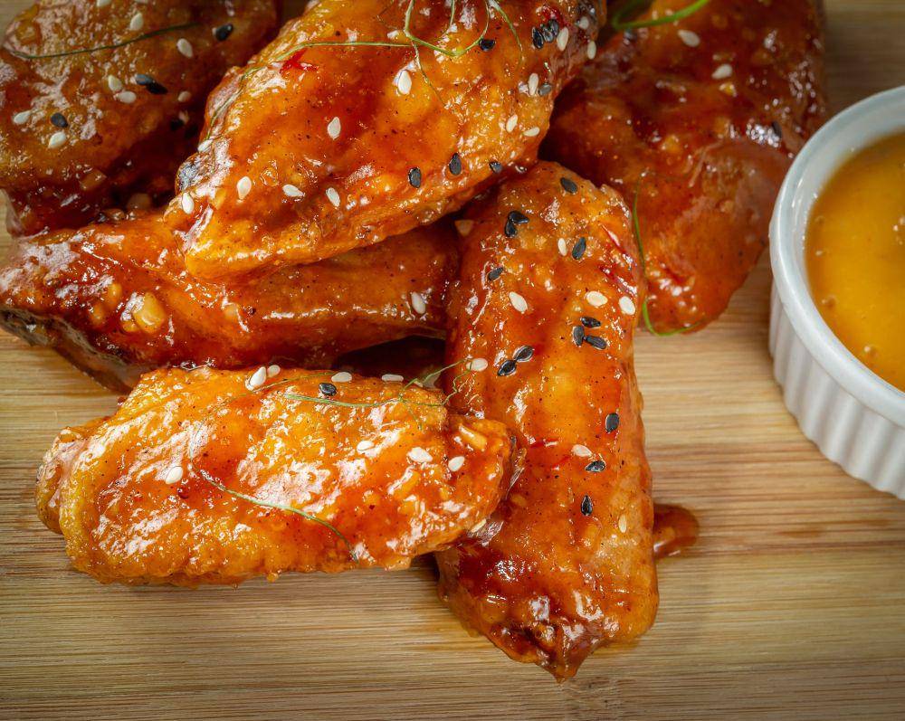 ayam goreng wijen saus madu (pexels.com/id-id/@leonardo-luz-338722550/)