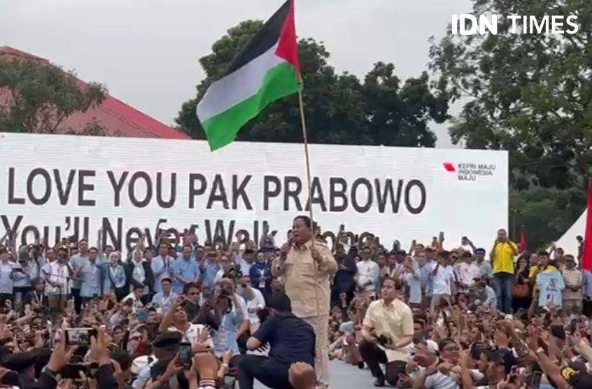 Calon Presiden Indonesia, Prabowo Subianto saat mengibarkan bendera Palestina di Kota Batam (IDn Times / Putra Gema Pamungkas)