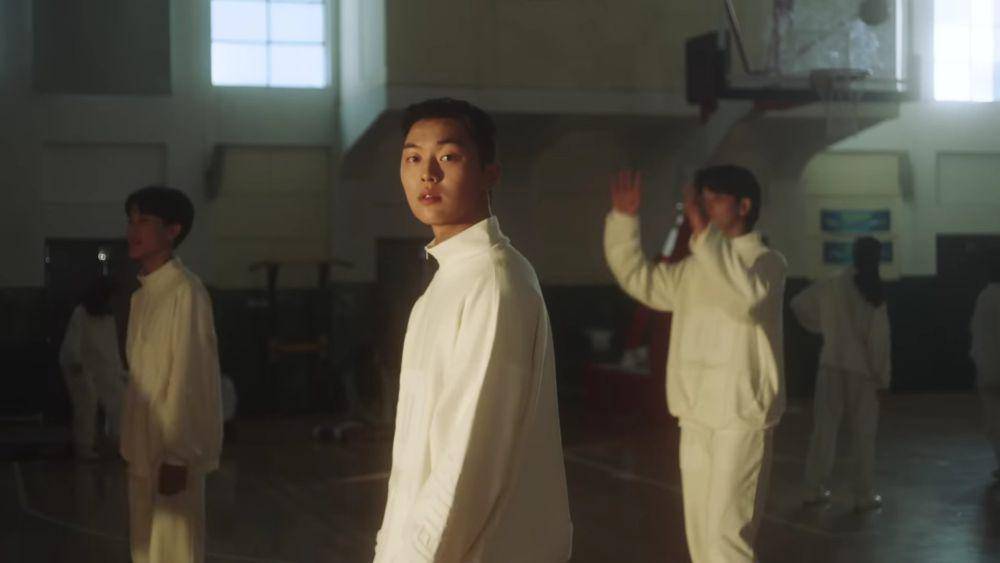 Choi Hyun Wook di MV "Ditto" (youtube.com/HYBELABELS)