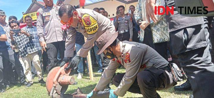 Foto Kapolda NTB, Irjen Pol R Umar Faroq saat musnahkan senpi rakitan (IDN Times/Juliadin)