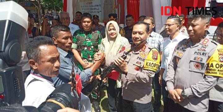 Foto Kapolda NTB Irjen Pol R Umar Faroq menerima Senpi rakitan dari kepala desa (IDN Times/Juliadin)