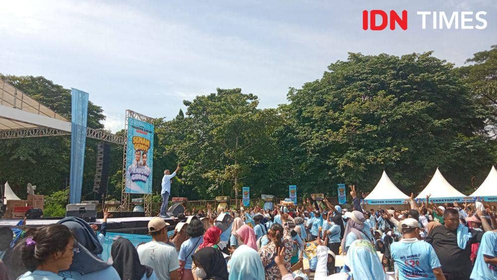 Warga Semarang kompak acungkan salam dua jari ketika Wakil Ketua TKN Prabowo-Gibran Condro Kirono menggelar senam gemoy. (IDN Times/Fariz Fardianto (