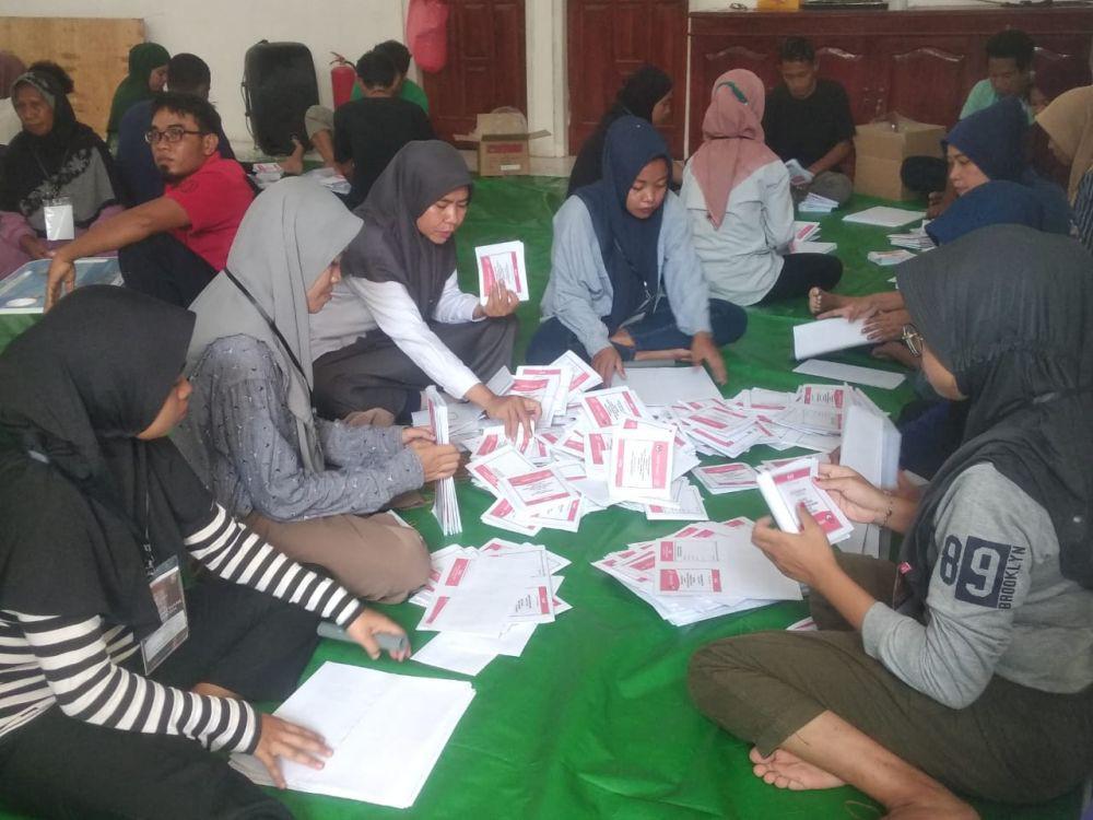 Kegaiatan sortir dan pelipatan surat suara. (Dok/KPU Kota Bima)