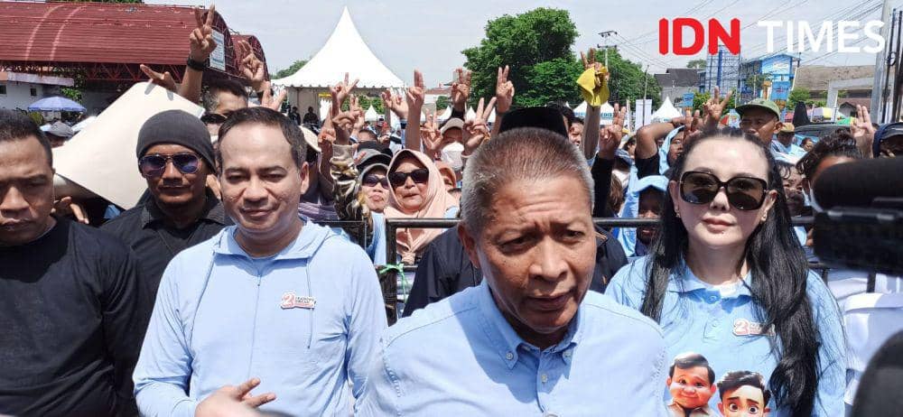 Wakil Ketua TKN Prabowo-Gibran Condro Kirono bersama pengusaha otomotif Dewi Susilo Budhiharjo dan Ketua TKN Jateng Kukrit Suryo Wicaksono saat ikut acara senam gemoy. (IDN Times/Fariz Fardianto)