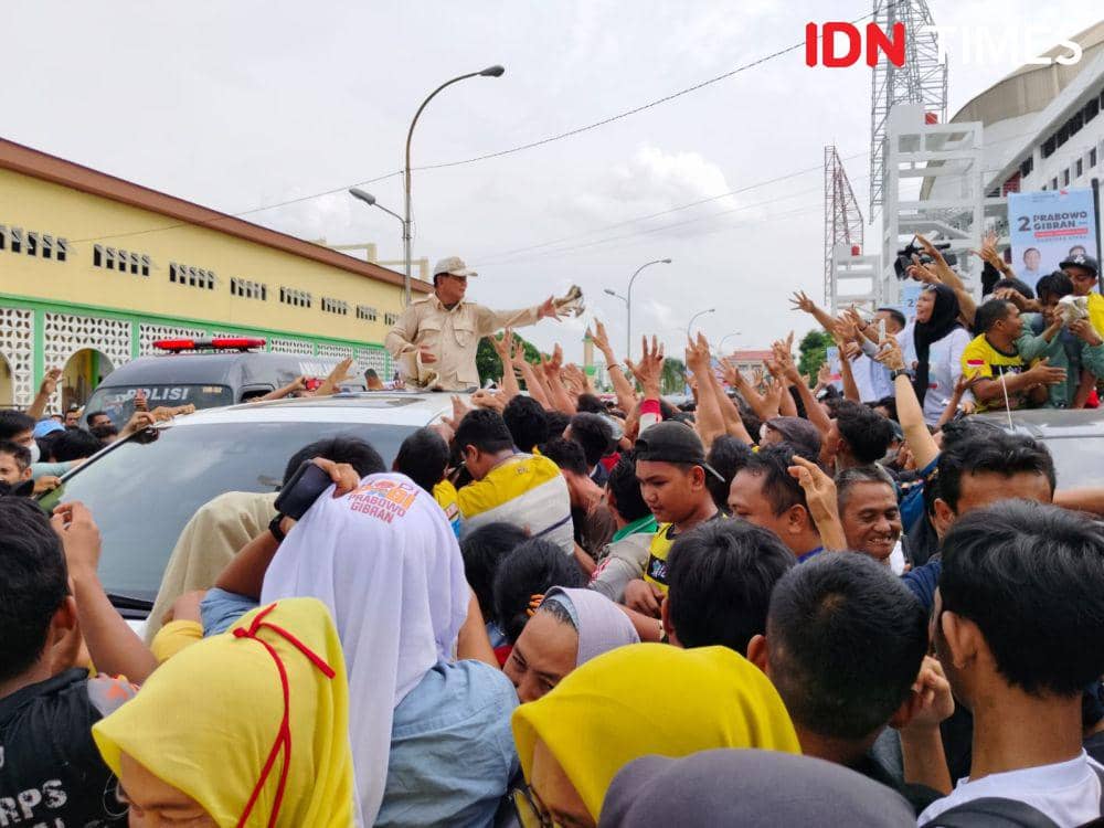 Ribuan masyarakat Sumut menyambut Prabowo Subianto (IDN Times/Eko Agus Herianto)