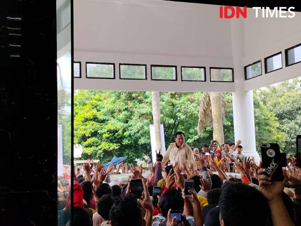 Prabowo Subianto disambut ribuan relawan dan tim pemenangannya (IDN Times/Eko Agus Herianto)